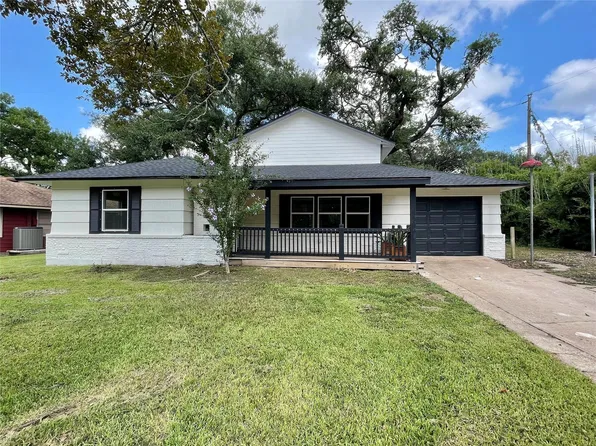 417 Jasmine St, Lake Jackson, TX 77566