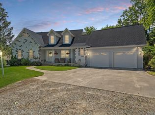 6826 Brendel Rd, White Lake, MI 48383