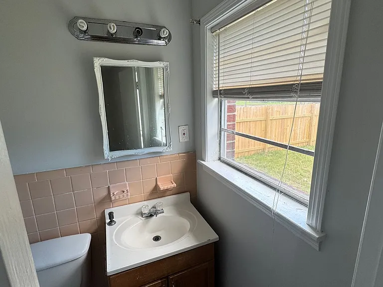 1814 Marjorie St — Photo 10