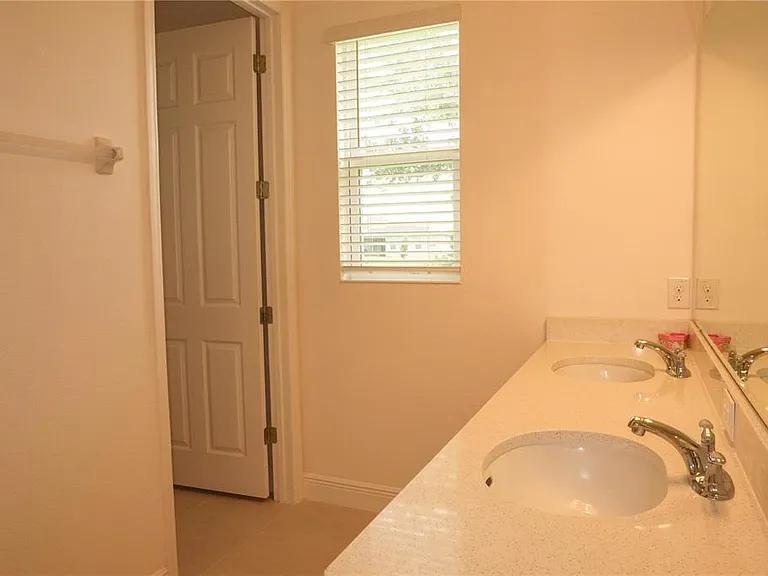 4909 Olivia Ct — Photo 16