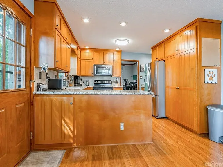 318 Wellington Dr — Photo 6