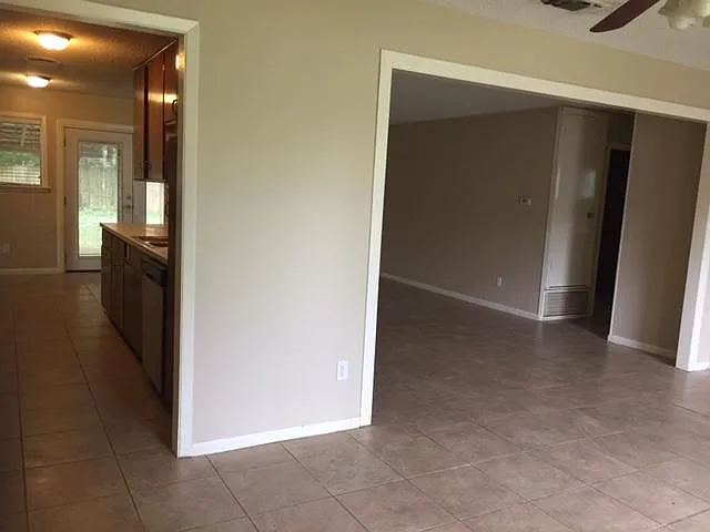 1425 Highland Dr — Photo 4