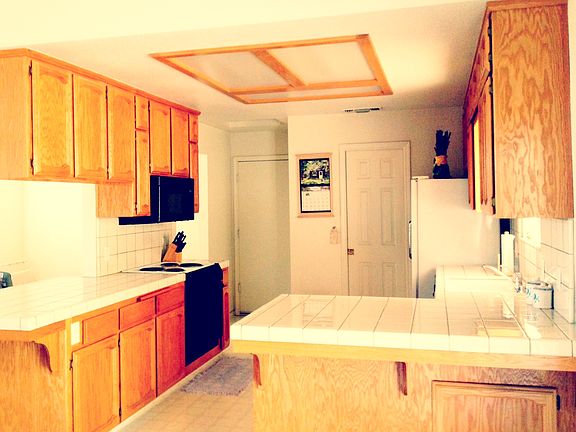 kitchen w/ walk in pantry