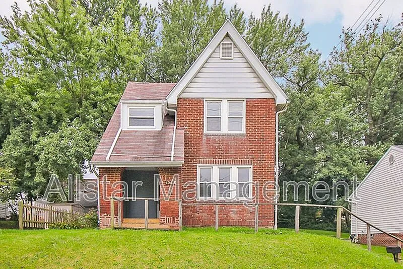 3 bed, 1.0 bath, 1460 sqft, $1,095 — Photo 1