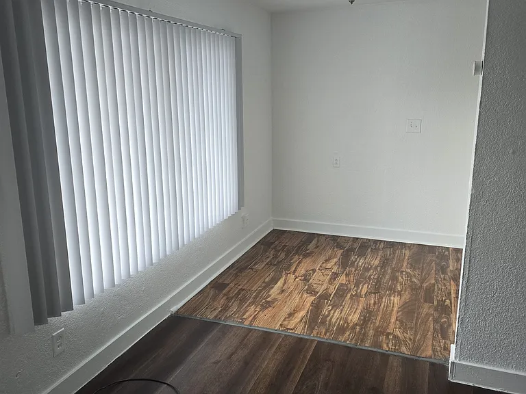 2556 Traction Ave #7 — Photo 3
