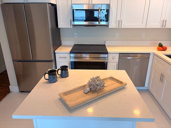 3rd image of 7261 Bay St #8R