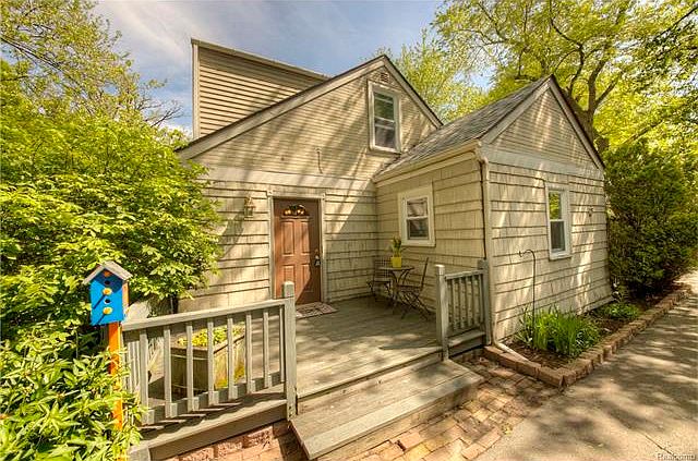 1st image of 2753 Parkwood Ave