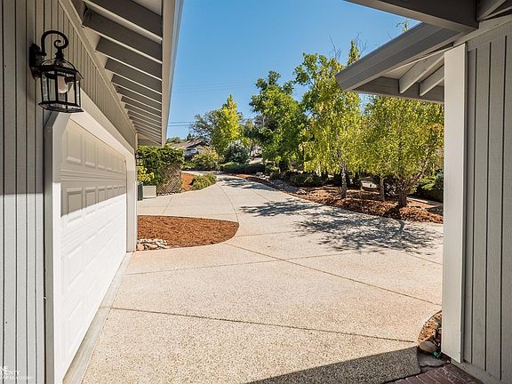 5th image of 18681 Meadowlark Ct