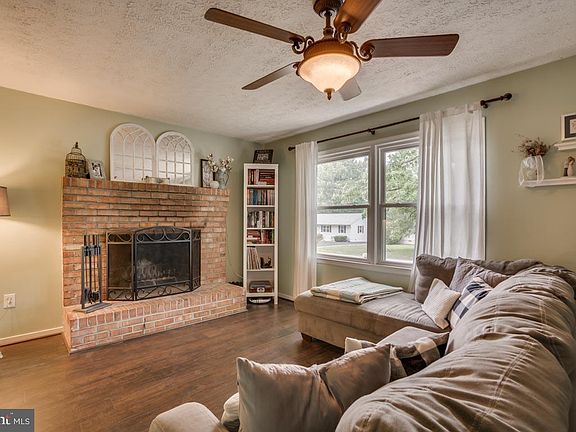 2nd image of 5509 Carousel St
