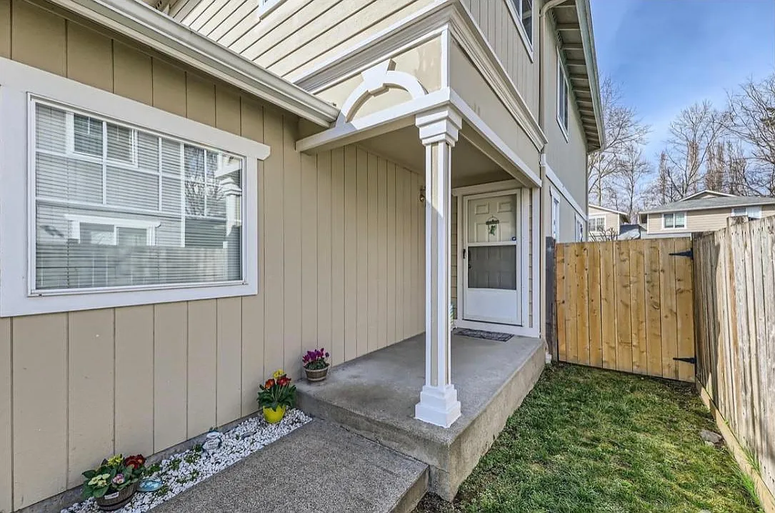4 bed, 1279 sqft, $2,500 — Photo 1