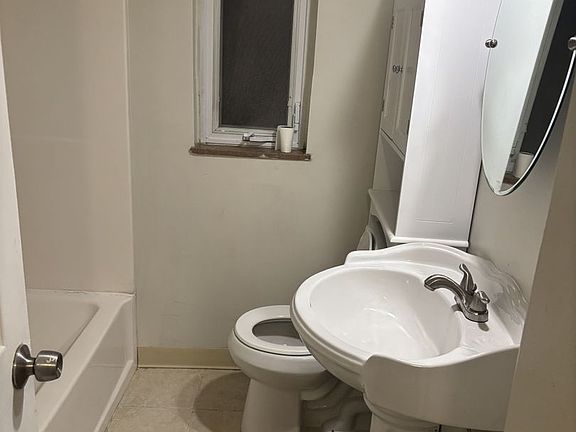 4th image of 424 E 222nd St #426