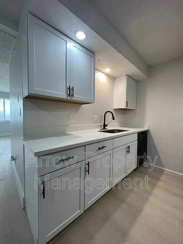 2 bed, 1.0 bath, 995 sqft, $995 — Photo 1