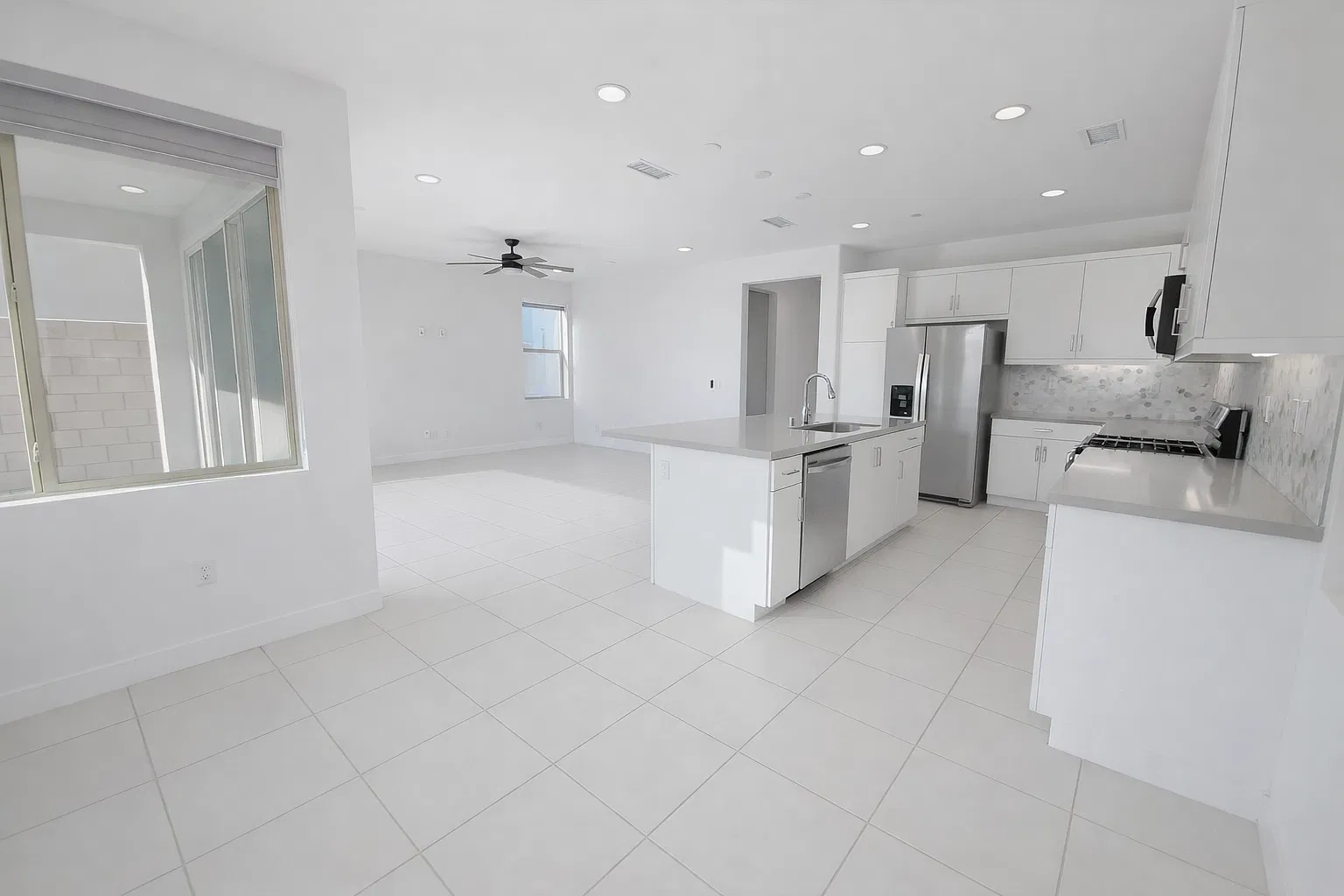 4 bed, 2.5 bath, 2304 sqft, $3,495 — Photo 3