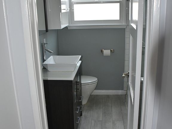 3rd image of 6127 Yarmouth Ave