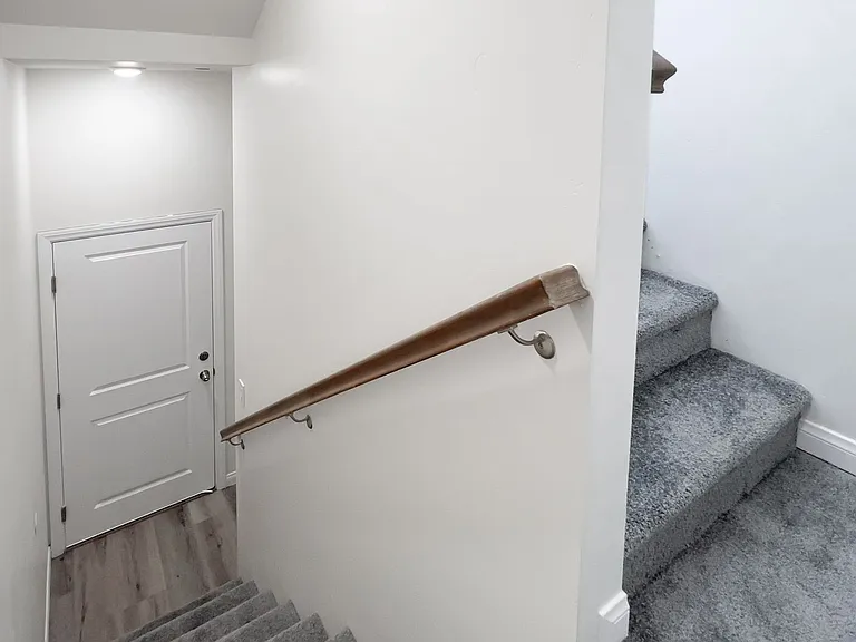 Gorgeous Townhome w/ Rooftop Deck and Ocean Views Near USD — Photo 18
