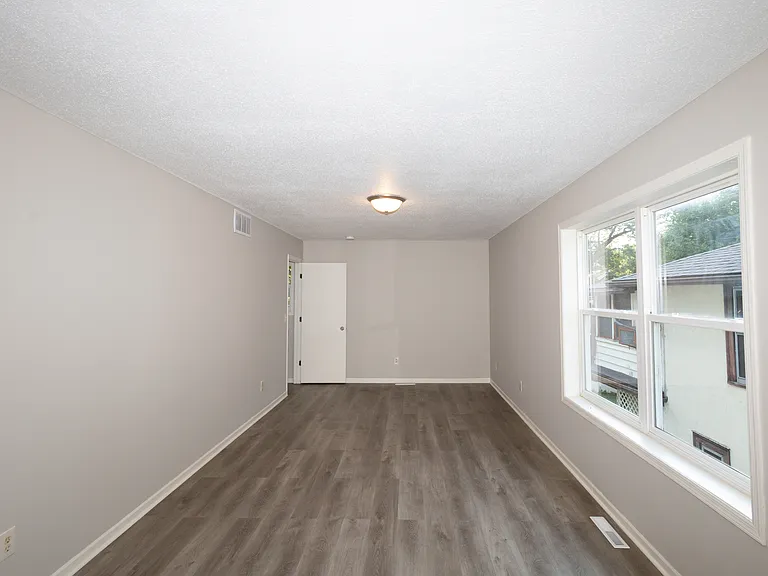 2331 Sheridan Ave N — Photo 14
