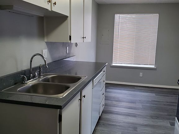 4th image of 2705 W Lincoln Ave #304