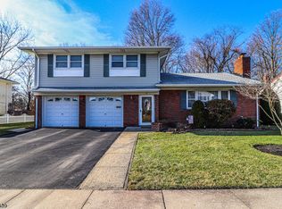 17 Hemlock Cir, Cranford, NJ 07016
