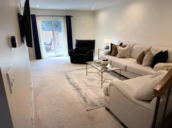 132 Honeysuckle Ct, Rolling Meadows, IL 60008