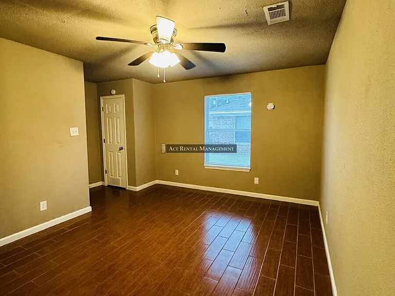 Pine Shadows Duplex Apartments — Photo 10