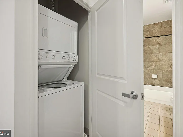 1111 25th St NW #302 — Photo 14