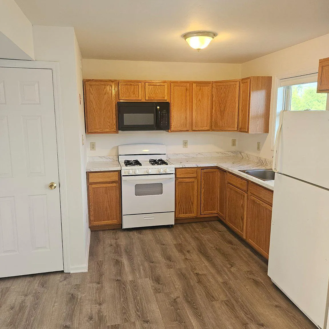3 bed, 1.5 bath, 1236 sqft, $2,195 — Photo 4