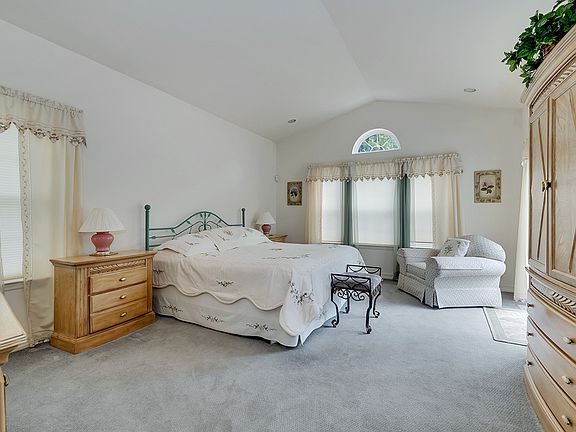 5th image of 16 Hollow Ln