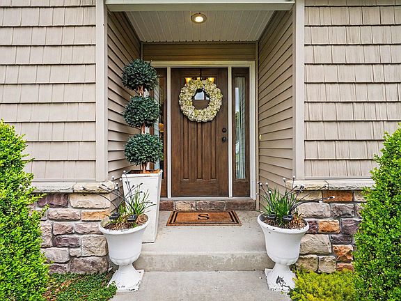 2nd image of 2560 Starling Ave