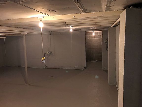 5th image of 1726 Hollywood St NE
