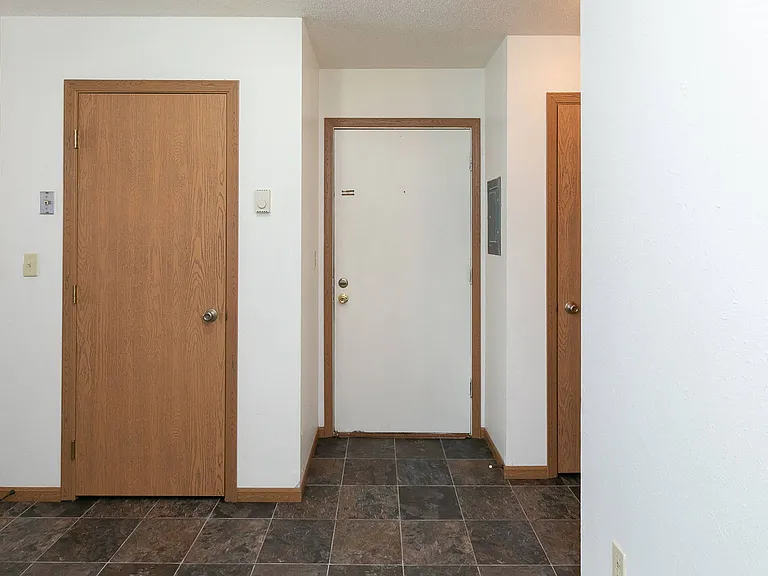 Fargo, ND White Ridge Apartments | Entry