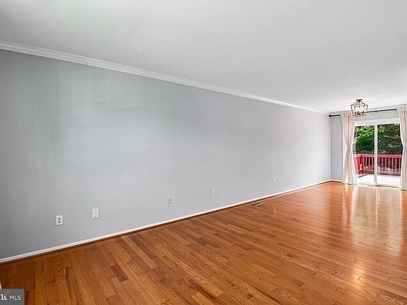 5th image of 937 Truro Ln