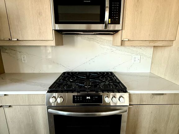 4th image of 2486 S Kinnickinnic Ave #302