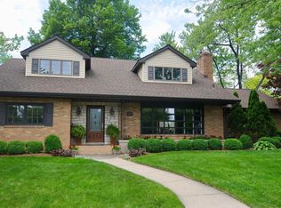 3823 N Pinehurst Ct, Peoria, IL 61614