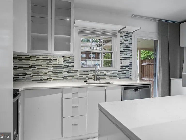 350 James St — Photo 9