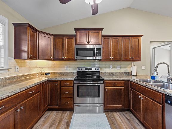 3rd image of 109 Parkers Pointe Dr