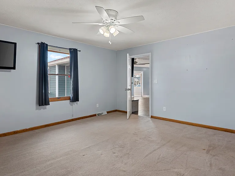 617 E Chestnut St — Photo 16