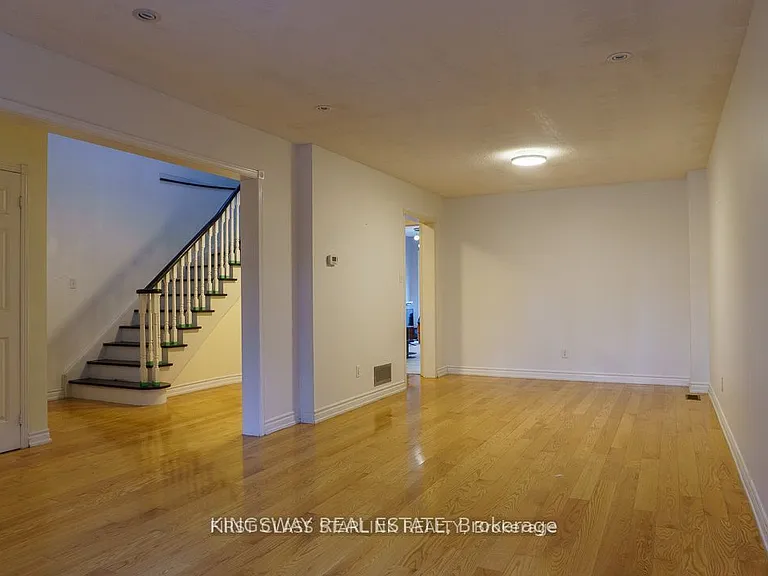 1048 Charminster Cres — Photo 5