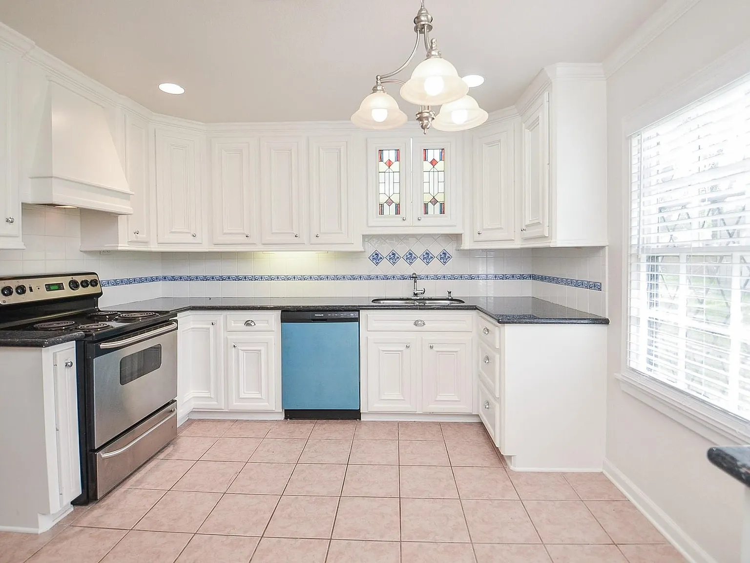 2 bed, 1.0 bath, 1076 sqft, $1,650 — Photo 3