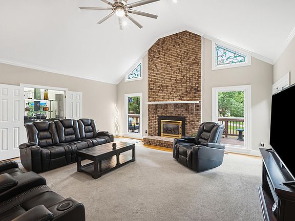 3rd image of 3735 Stoneybrook Dr