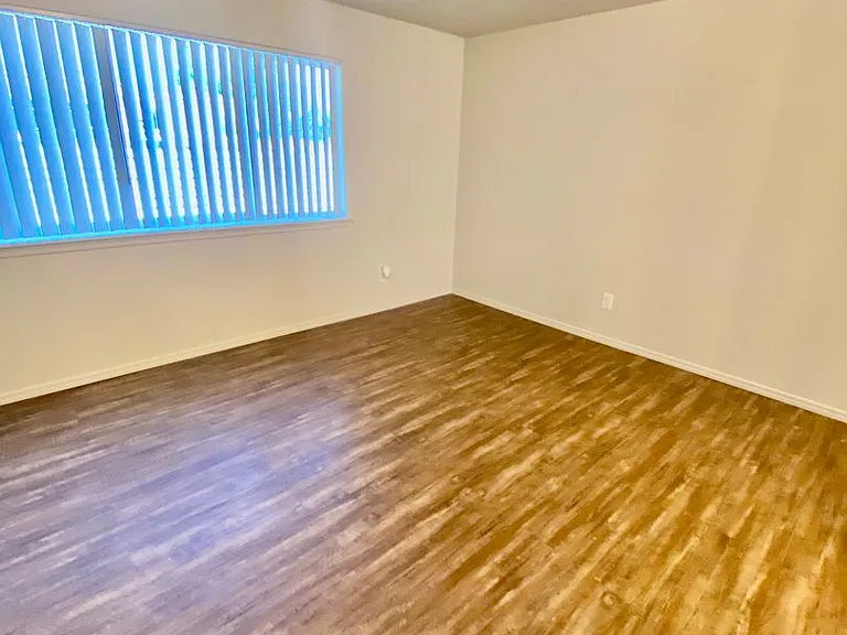4532 S Henderson St — Photo 5