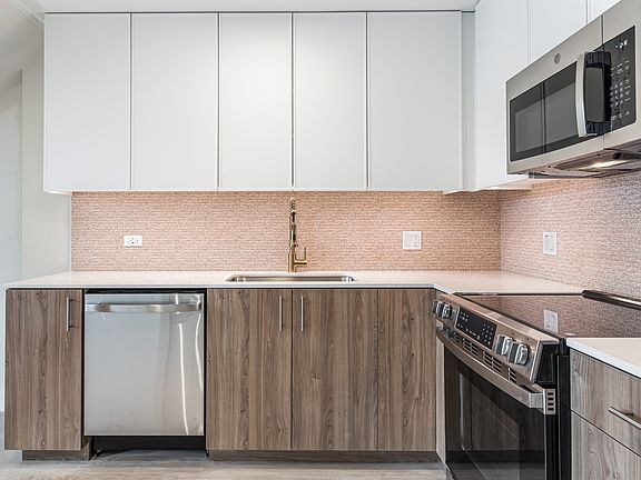 2nd image of 1040 W Huron St #209