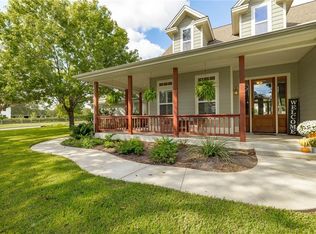 1002 W Lake Dr, Taylor, TX 76574