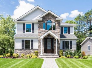 95 Weeks Rd, Williston Park, NY 11596