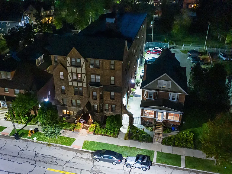 Capital Manor — Photo 7