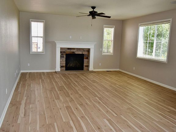 3rd image of 610 Meadowleaf Ln