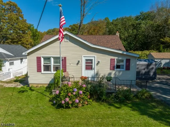 16 Cove Rd, Mount Arlington Boro, NJ 07856