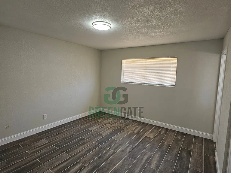 901 Valente Way — Photo 23