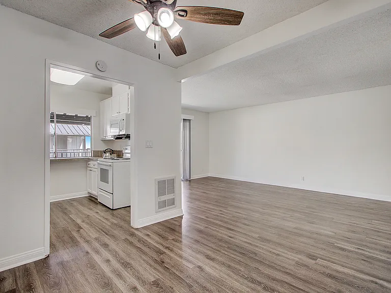 The Californian Apartments- HB — Photo 19