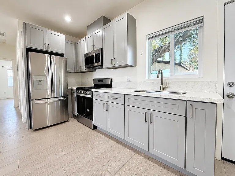 10723 Rhodesia Ave — Photo 4