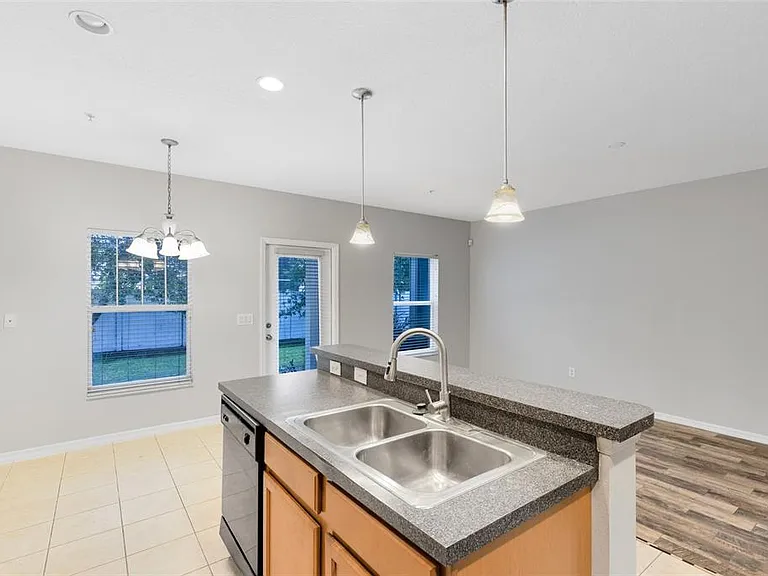 2064 Cypress Bay Blvd — Photo 4